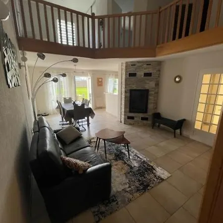 Maison Au Sein D'un Corps De Ferme. *