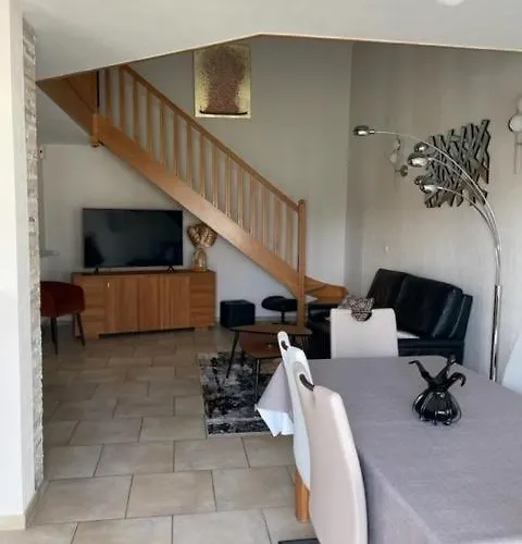 Maison Au Sein D'un Corps De Ferme. Tatil Evi Carpiquet