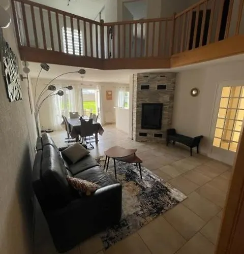 Maison Au Sein D'un Corps De Ferme. *