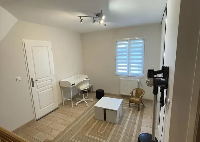 Maison Au Sein D'un Corps De Ferme. *